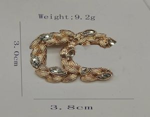 Lüks Tasarımcı Marka Mektubu Broşlar 18K Altın Kaplama Gümüş Kadın Kaçış Kristal Rhinestone Charm Suit Pin Hediye Takı Accessorie2870875