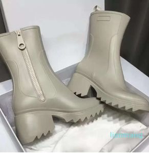 Luksurys Designers Kobiety deszczowe buty w stylu Anglii Wodoodporny Welly Pvc Water Rains Shoe Zipper Vintage Square Head Buty Masowe kolano Martin But 211