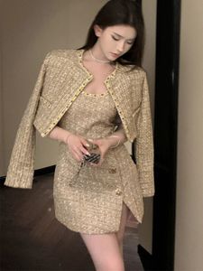 Tvådelad klänning guld tweed 2 kostym jacka för kvinnor 2023 Autumn Winter Luxury Designers Elegant Wool Coat Strap Mini Korean Fashion 231212