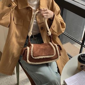 Kvällspåsar vintage cool lyxdesigner märke klaff casual liten axel väska kvinnor crossbody handväska päls varm plysch kaffe färg