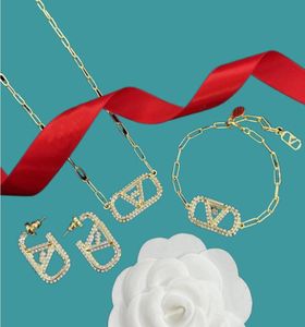 Women039s Necklace Bracelet Earring Rings brooch Sets V alphabet pattern Brass 18K gold plated ladies Crystal diamonds Designer8066229