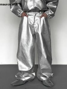 Pantaloni da uomo Mauroicardi Primavera Autunno Cool Silver Baggy Shiny Pu Leather Gamba larga per uomo Pantaloni di alta qualità Abiti firmati da uomo 231212