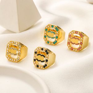 Anéis de desenhista 18k banhado a ouro anel de cobre marca carta banda anéis moda luxo inlay cristal mulheres jóias de casamento presente de natal abertura ajustável