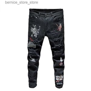 Herr jeans svarta jeans män smal fit rippade förstörda broderade bokstäver streetwear motorcykel jeans man cowboys casual vit denim byxor q231213