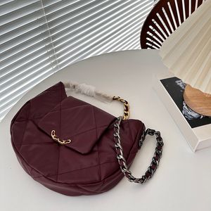 24C Chain Underarm Bag 27cm läder diamantplåt guld hårdvara metall spänne lyxhandväska matelasse kedja crossbody väska månväska mode väskor sackoche sacoche