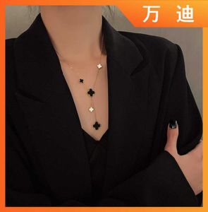 Pendant Necklaces Strands Strings Black and white Fanjia four leaf clover neck chain sweater chain titanium steel color fast tasse1871467