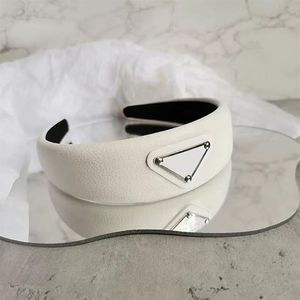 Mode Famouse Marke Dreieck Brief Stirnband Candy Farbe Frauen Mädchen Brief Haarband mit Stempel Haar Zubehör Hohe Qualität PU 286g