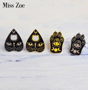 Miss Zoe Witchcat Black Cat Paw Star Moon Eye Witch Craft Magic Kurs Enamel Pins Złota Srebrna Bratowa Odznaka Jeńcowa biżuteria GIF3536050