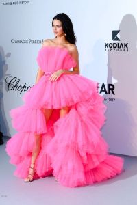 Kendall Jenner Abiti da ballo rosa fucsia alti e bassi senza spalline in tulle a strati abito da celebrità da sera abito lungo da spettacolo gonfio di lusso per le donne