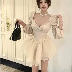 Casual Dresses Princess Sweet Girl Lay Ruffles Little Black Mini Dress Long Sleeve Pärlor Kort tårta kjol Slim midja en linjefest