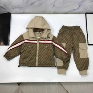 Coats Designer Tracksuits Autumn Hooded Conjunto para crianças tamanho 90-150 cm 2pcs Veet Zippered Jacket e calça