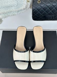 2024 Spring Luxuries Designer Selas de sandálias Sapas de sandálias Slide Summer Fashion Wide Flip Flip Flip