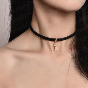 Designerskie luksusowe chokery proste retro naszyjnik złoty litera wisiorek Choker kobiety eleganckie sukienki akcesoria podwójnie użyte