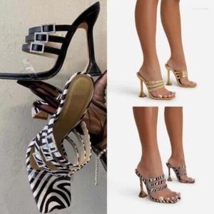 Sandaler 2023 Summer Fashion Square Head Sexig bankett Transparent Buckle Stiletto High Heels vinglas med kvinnans häl