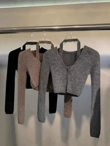 Damenpullover-Designer, einfarbiges Oberteil, V-Ausschnitt, gestricktes Cardigan-Design, gefälschte zwei Teile für Frauen