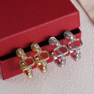 Socialite in stile europeo e americano Orecchino a cerchio per orecchio palazzo intarsiato con diamanti lettere di perle Micro intarsi Crystal Ear Stud Gioielli di design Ragazze VALE9