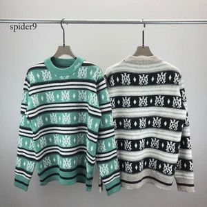 남성 스웨터 세련된 유럽 스타일은 3D 자카드 문자 패턴, 유니세 된 탑, 스웨터로 긴 소매입니다.