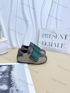 키즈 스니커 디자이너 소년 소녀 신발 어린이 가죽 학교 신발 캐주얼 유연한 신발 럭셔리 톱 브랜드 2024 브라운 컬러
