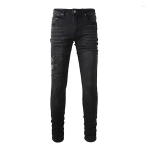 Mäns jeans high street oroliga svarta bokstäver broderad lapp mager stretch rippade streetwear förstörda hål märke