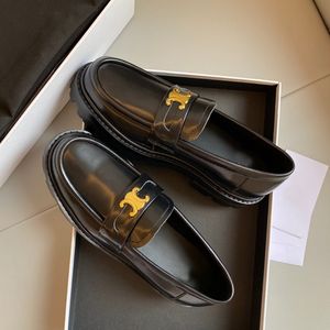 Triomphe gyllene spänne dekoration plattform loafers klädskor margaret skor förkläde tår slip-on kontor karriär polerade läder kvinnor lyxdesigner skor