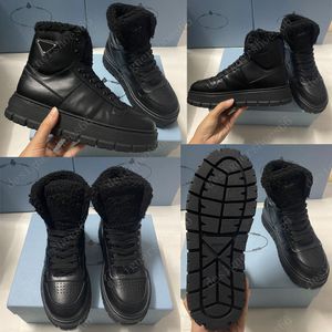 Botas de cano alto em couro e shearling pretas 1T948M A língua da bota com forro de shearling em shearling macio decorada com o logotipo da marca bordado dá um novo toque original