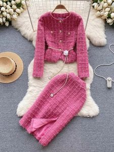Vestido de duas peças outono inverno moda rosa vermelho lã duas peças conjunto mulheres botão dourado cinto de corrente tweed jaqueta curta coatsplit midi saia terno 231212