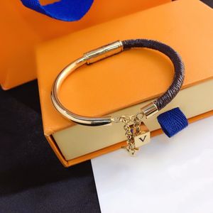 Luxury Charm Bracelet Womens Designer Leather Bracelet Mens Jewelry Fashion Letter Pendant Stainless Steel 18K Gold Plated Neutral Hip Hop Bracelet S123