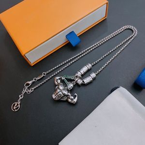 Med Box Luxurys Sale Pendant Halsband Fashion For Man Woman Invertered Triangle Letter Designers Märke smycken Mens kvinnor Trendiga personlighetskedja kedja