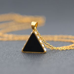 Colar de pingente simples triângulo clássico branco e preto moldura de madrepérola com diamante feminino aço inoxidável leve luxo nicho clavícula corrente 01