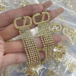 2023 Nya örhängen Designer för Women Stud Luxury Shape Brass Gold V Letter Jewelry Classic Support Retail and Wholesale