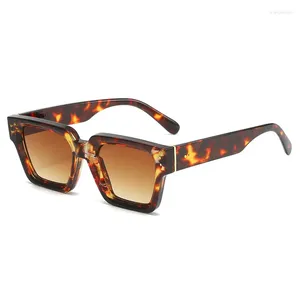 Solglasögon mode vintage fyrkantiga nit kvinnor för män designer punk solglasögon klassiska trendande kör nyanser UV400