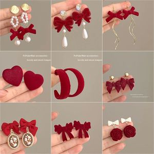 Charm KADRUFI Vintage Red Christmas Flocking Earrings for Women Bow knot C Shape Pearl Drop Earring Jewelry Party Gift 231212