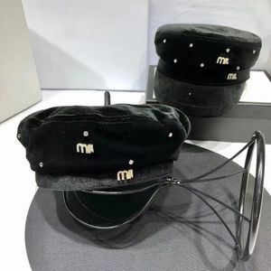 Kvinnors basker svarta strass kristall pumpa hatt mode brev sammet vintage målare hatt stora huvud wrap hatt kepsar kvinnliga flickor platt militray visor party