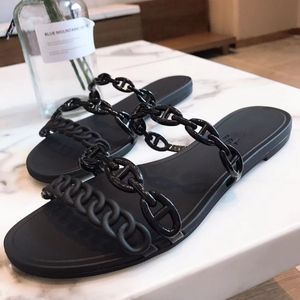 Designer-Hausschuhe Damen Schwarz Blau Grün Sandalen Ms Nose Pig Chain 2023 Frühling Sommer Lässige Gelees Schuhe Frosting Hförmige flache Strandhausschuhe 35-41