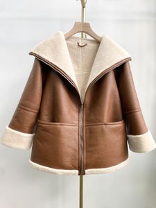 Toteme Women's Auturt/Winter Chic Rapel Coatとの環境に優しい毛皮のコート