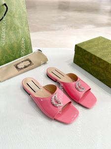2024 Paris Women Beach Slippers 2024 Ny sommar Roman Fashion Luxury Designer Flat Sandals Female Latex Soft Sole Shoes Tory Flip-Flops Thong CD Slide Chanes 35-43
