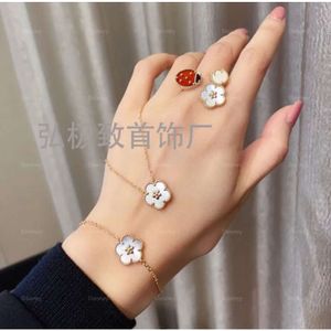 Van Clover High Version Ladybug Necklace Electroplated 18K Rose Gold Red Jade Medal Four Leaf Grass Collar Chain Female Kvinnan