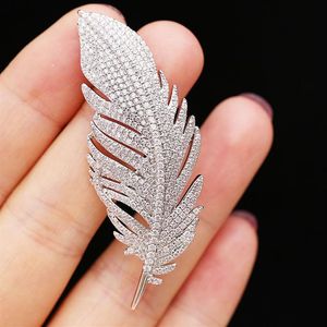 Pins broszki białe kryształowe duże pióro dla kobiet dhinstone ślubne biżuteria ślubna Piękna pinom prezent Broche femme bijoux de1980