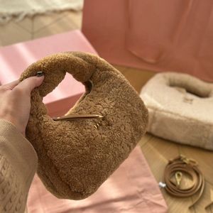 جديد تجول في حقيبة المعادن الشعار الشعار العلامة التجارية الفاخرة ل Shearling المرأة مصممة حقيبة الهلال الجلدية مع كتف واحد الخريف والشتاء البني اللون الأسود الأسود