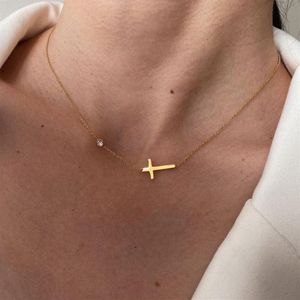 Delikat Petite Sideway Cross Halsband Pendant Kvinnor Rostfritt stål Thin Chain Link Christian Jewelry2412