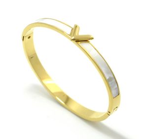 2021 Kvinnor armband gulddesigner smycken v Bangle rostfritt stål vitt skal enkel charm bröllop engagemang brud present kvinnor4445391