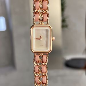 Modeklocka Högkvalitativ kvinnors klockkvartrörelse Titta på Rose Gold Silver Fase Läderband Kvinnaklänning Watch Entusiast Designer Watch Size 26.1x20mm