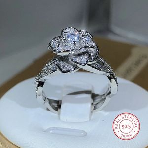 Band Rings 925 Sterling Silver InterTwined Three Dimensional Rose Ring White Zircon Full Diamond Ladies Temperament Elegant Jewelry 231213