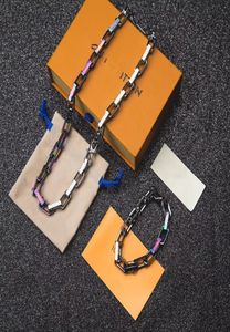 Nytt lanserat i lyxiga halsbandsarmband Designer Fashionabla Colorful Brand Chain Halsband Logotyp för män och kvinnor Festiv1442702