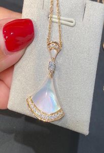 vファン形状のペンダントネックレスと女性のためのキラキラ光るダイヤモンドを備えた豊かな品質の自然シェルジュエリーギフト2493596