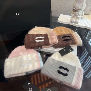 Designer temperamento versátil gorro de malha quente carta design presente de natal muito agradável chapéu saco de pó 4 cores quente hat231