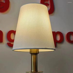 Lampa ścienna 2PCS Nowoczesny styl nordycki pojedynczy głowica prosta sypialnia LED Agle Light 3000K-6000K dla El salon