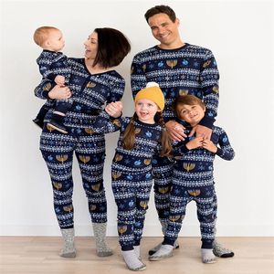 Rompers Noel Aile Pijamaları Set Mum Hafif Baskı Eşleşen Kıyafetler Anne Baba Çocuklar Bebek PJ Noel Pijama Salınımları Loungewear 231212