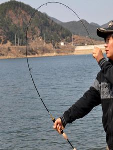 Vara giratória ul barata 18m 085g peso de isca varas giratórias ultraleve 25LB peso de linha vara de pesca giratória ultraleve china1255872