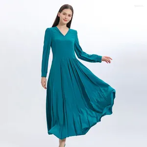 Casual Dresses Simple V-ringskjorta Långa ärmar Blue Silk Woman Dress Office Ladies Pleated Spring Maxi For Women AE1235